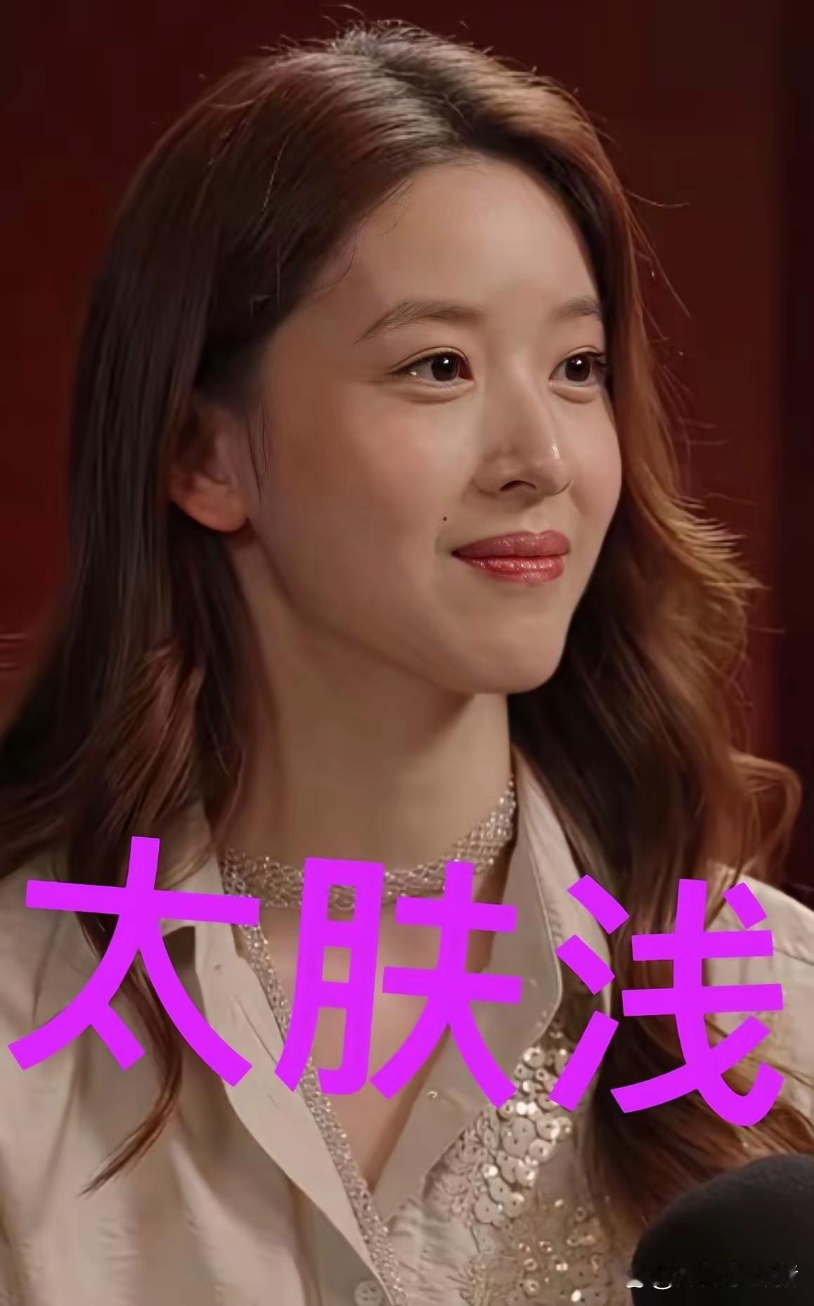 章泽天拼命夸何超琼“你好美”“你好时髦”，结果对方全程礼貌性“呵呵”。最尴尬的是那句“你去选港姐肯定