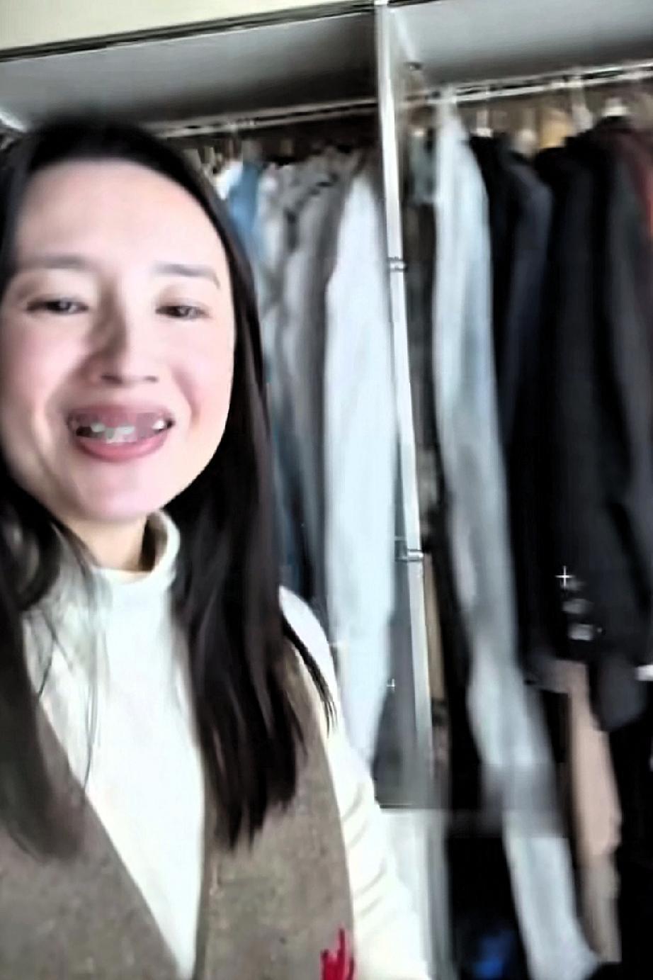 董洁在直播时，向大家展示了她的衣帽间。随着镜头转动，她说道：“我的衣服有这么多，