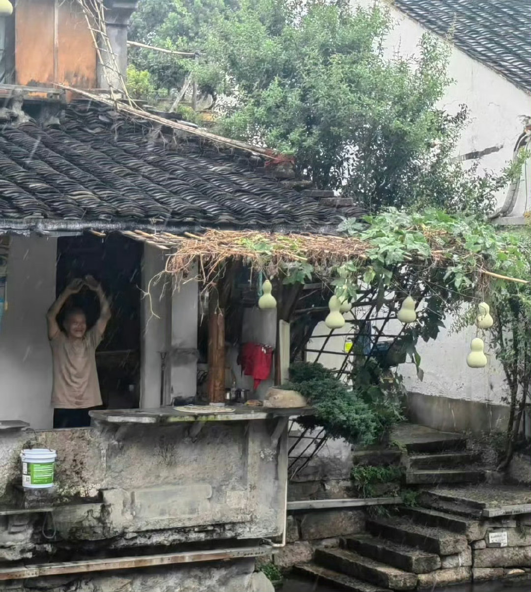 游客扎堆打卡搞得爷爷休息不好，隔壁咖啡店瞅准这波热度，摆上七个葫芦搞营销引流#葫芦娃爷爷隔壁咖啡店挂