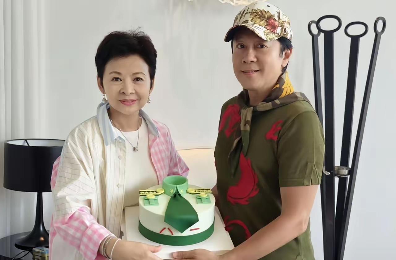越老越放飞自我的蔡国庆呀，蔡国庆现在的衣品看起来还真的是让人琢磨不透。各种花衣服