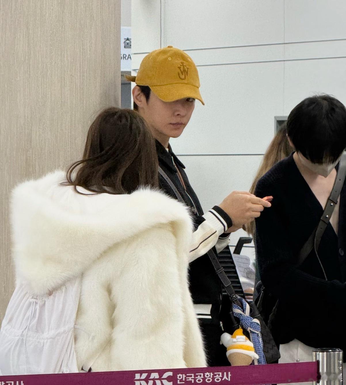 抛开别的不说，炎亚纶真的帅啊，真的很符合我的审美