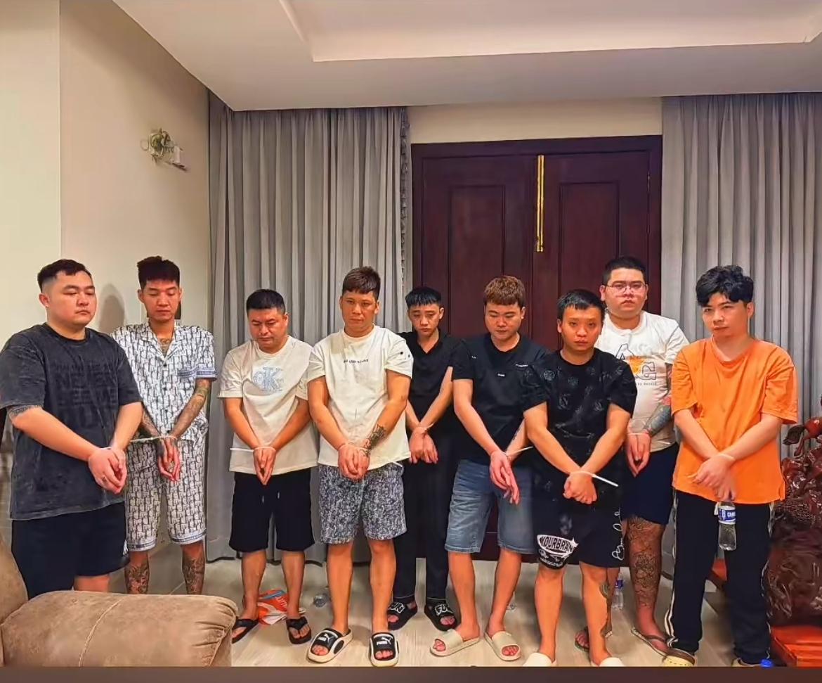 柬埔寨警方抓获一个8人中国电诈团伙，他们主要通过在线赌博的方式实施诈骗。3