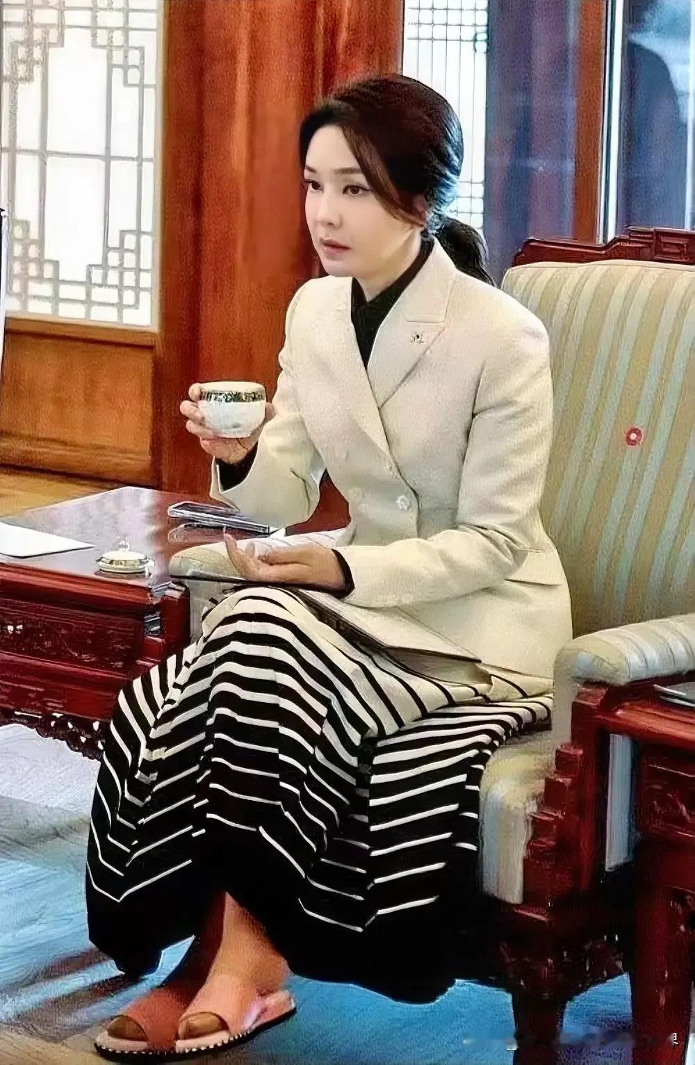 尹锡悦担任总统那会，也是金建希的高光时刻。当时，金建希作为韩国“第一夫人”，十分