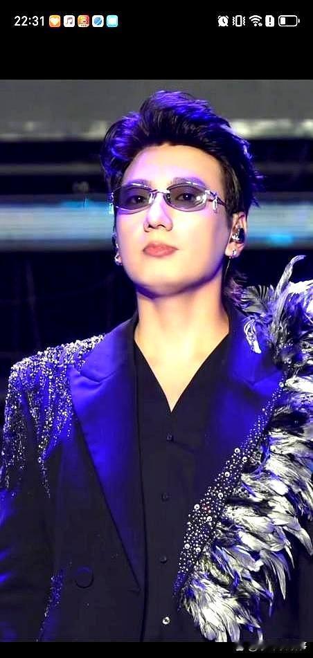 海来阿木在吉隆坡开演唱会时，转头问台下一位女粉丝：“你老公没来吧？”姑娘喊没来，他立马接话：“那今晚