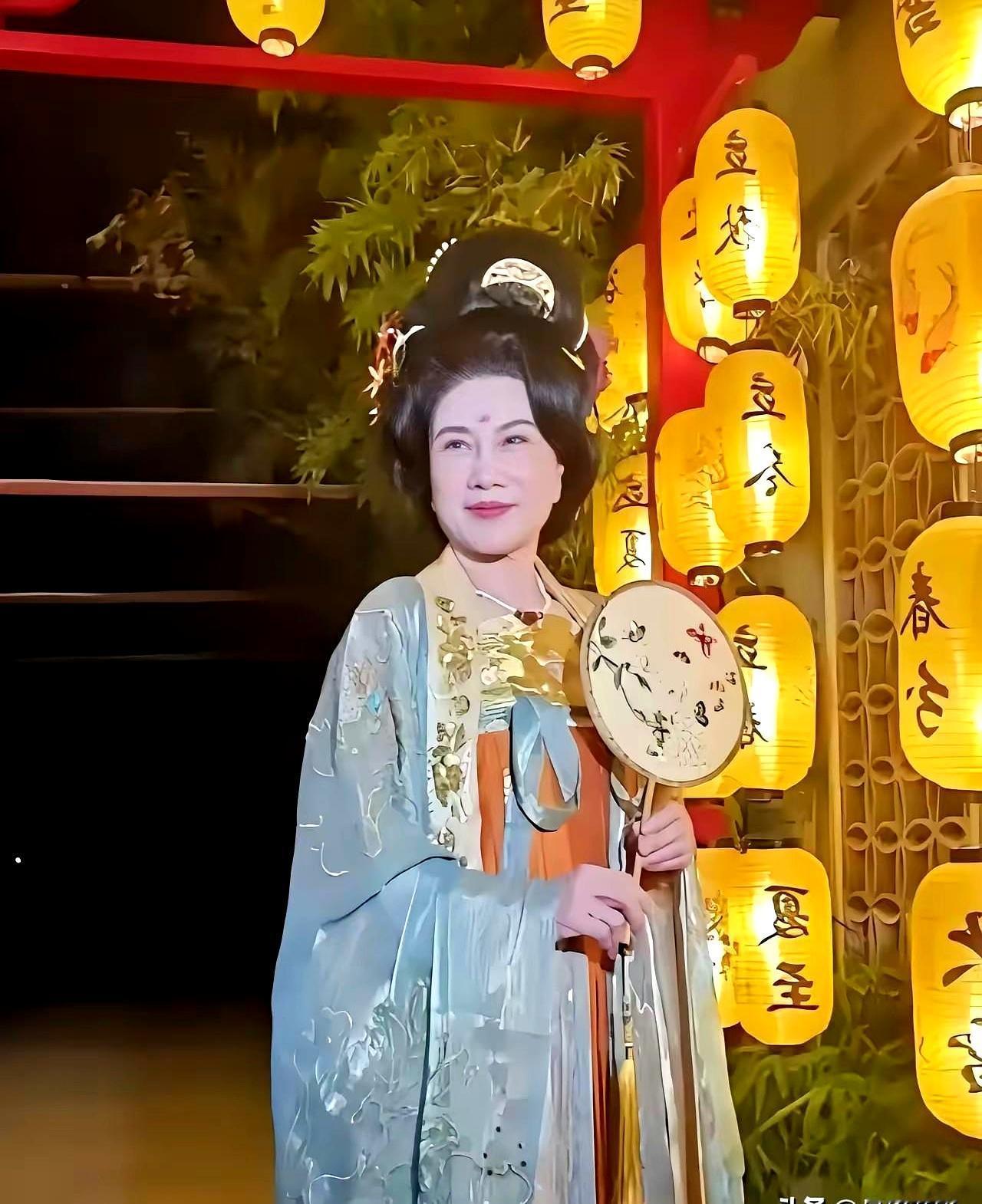 铁娘子董明珠70岁穿汉服逛洛阳古城路人直接看呆2024年5月她钻进洛邑古