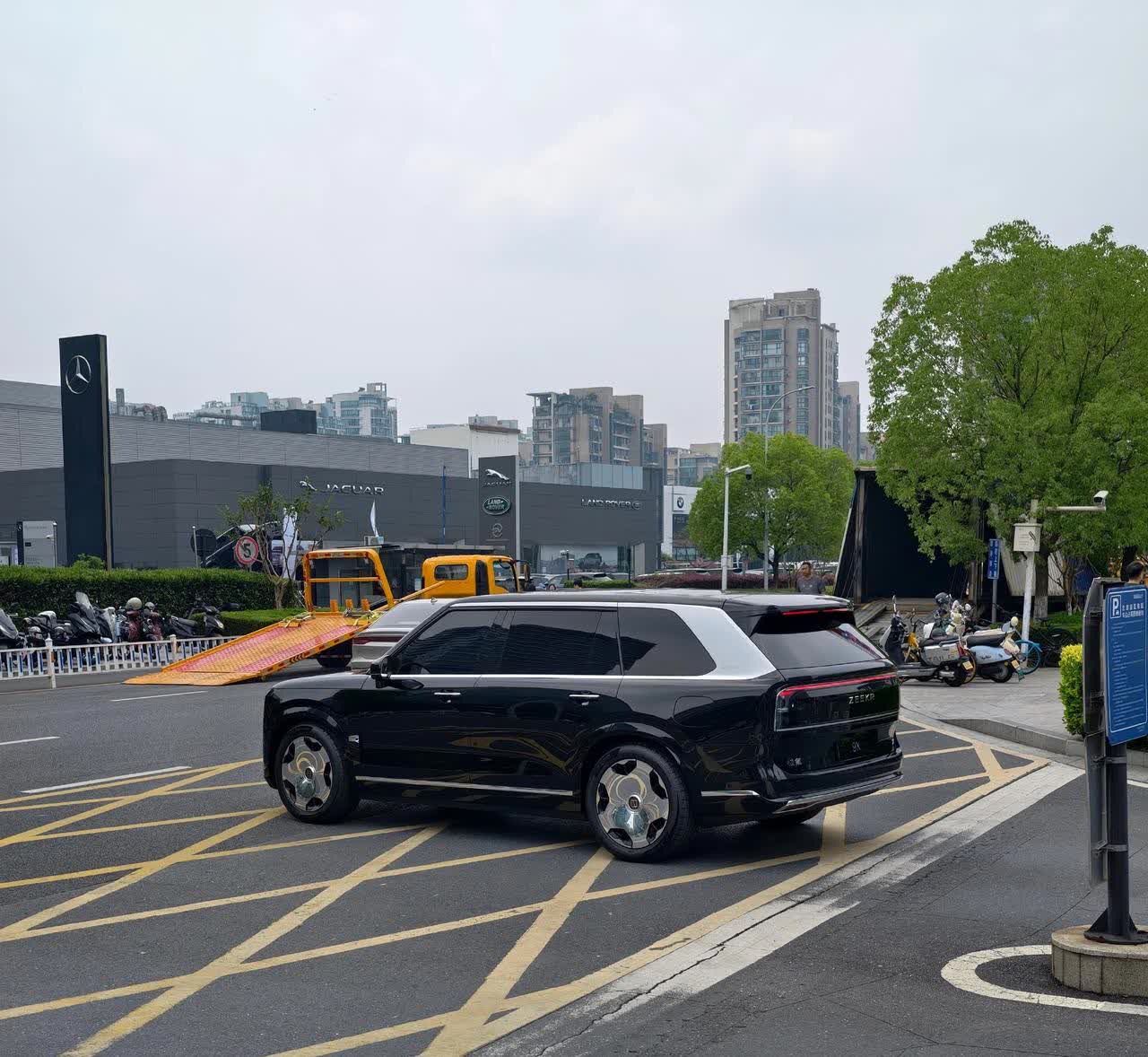 的实车已经上街了，从照片来看气场还是挺足的，分成上下两个区块点亮的尾灯看起来也有