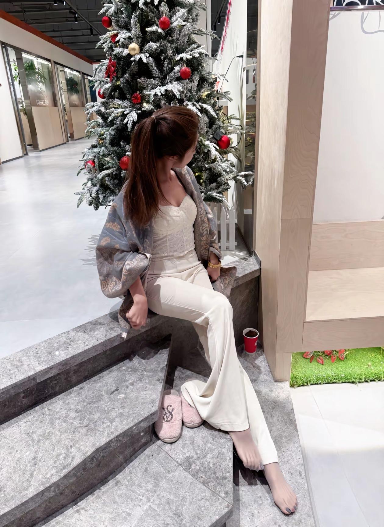 冬日暖阳下，圣诞树旁，享受悠闲时光