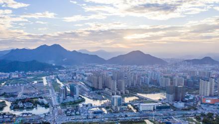 今天说浙江外国语学院。很多家长和考生一听到“学院”两个字，心里就犯嘀咕——是不
