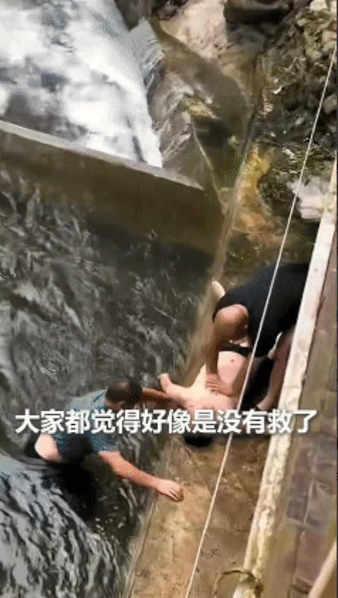 "上人民日报了！"四川绵阳，男子为救落水儿童不慎溺水，漂在水面嘴唇发乌、不省人事