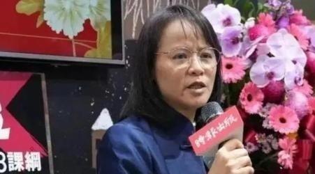 “台北一女中语文老师区桂芝曾面对镜头说：民进党给共产党提鞋都不配！”“共产党把大