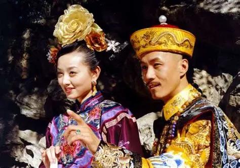 雍正五年腊月，江宁织造府门外，官差列队而立，封条一张接一张贴了上去。曹頫跪在堂前