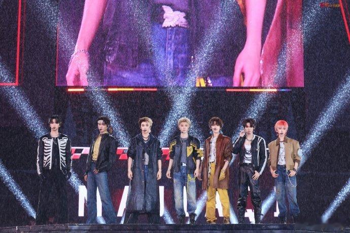 时代少年团冰红茶盛夏扑面而来的燥热，被时代少年团这支创意短片完美化解。全员清爽