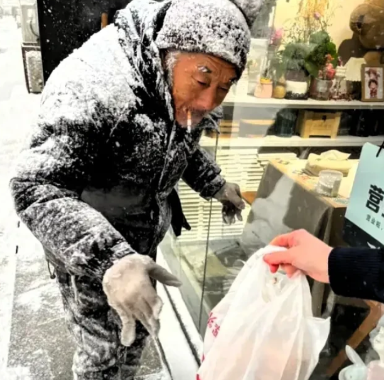 眼泪止不住了！山东烟台，面包店老板清早去开店，发现门前的雪被打扫的干干净净！她一