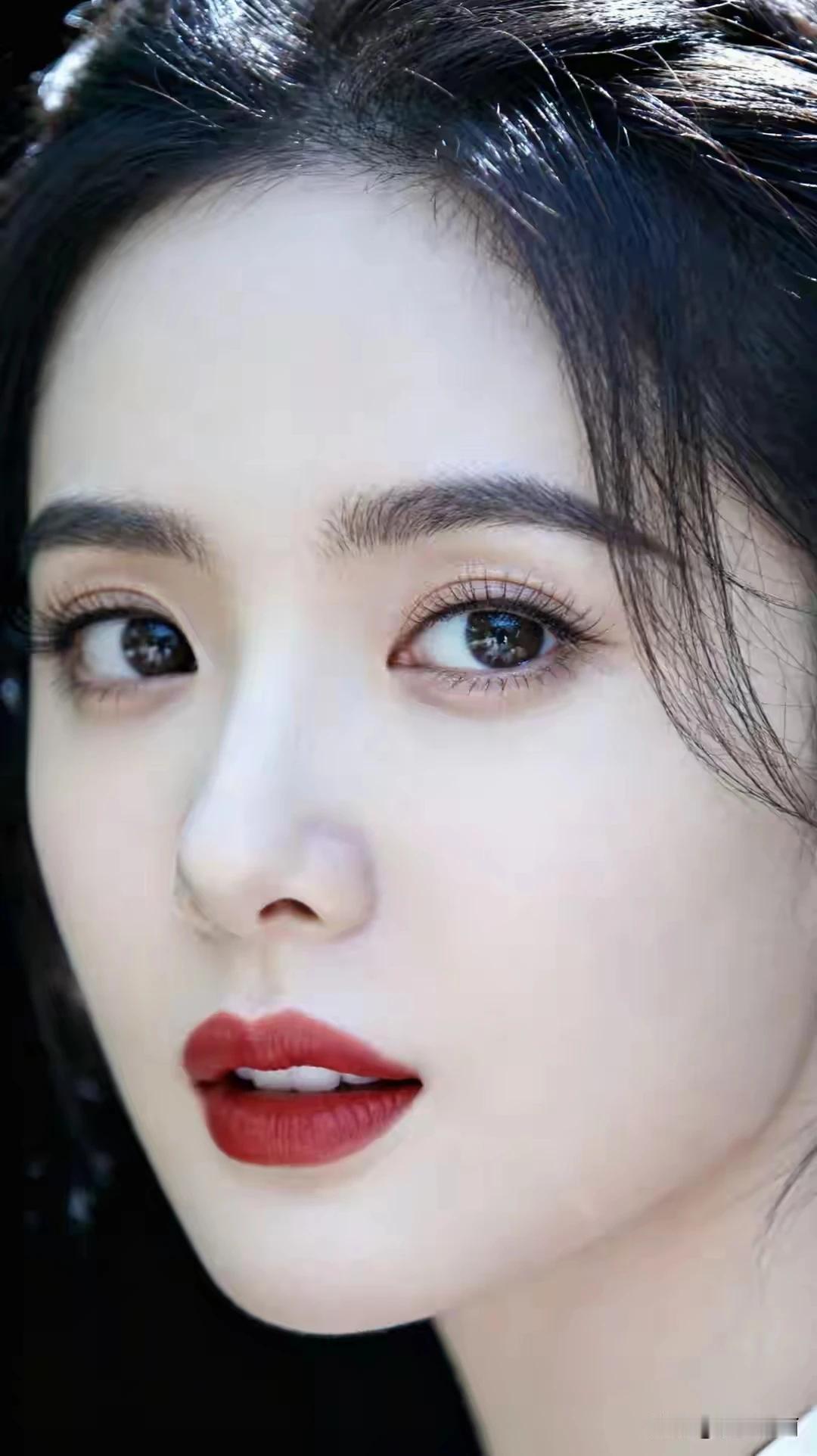 黑色背景，冷调瓷肌发丝分明，柔光浅景真实质感。灵动眼眸红唇添彩，清新色调