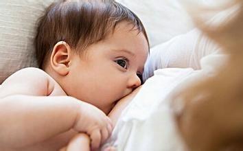 孩子吃奶太费劲儿, 可以用吸奶器把奶吸出来给小宝宝喝吗?