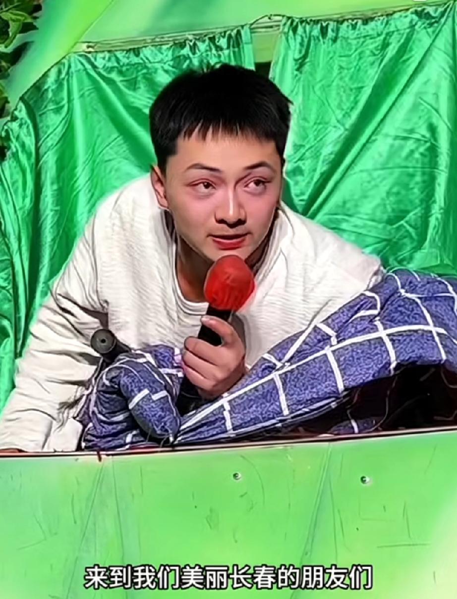 雪饼猴因为腰伤趴在担架上也要抬上节目，就为了不让为他而来的观众们失望。腰疼过