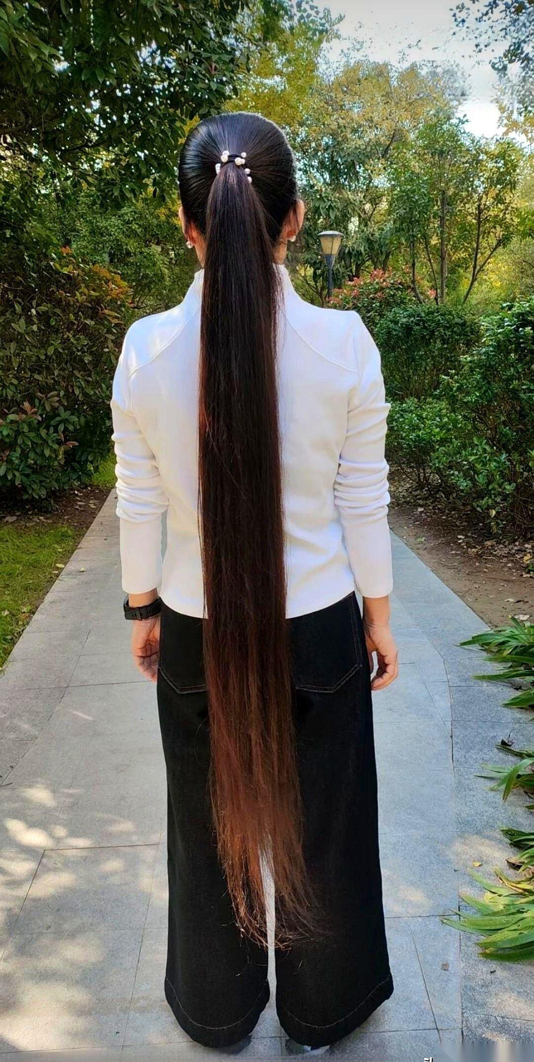 真的，有时候看一个人，根本不用看脸。一个背影就够了。一条长长的马尾，就够了。