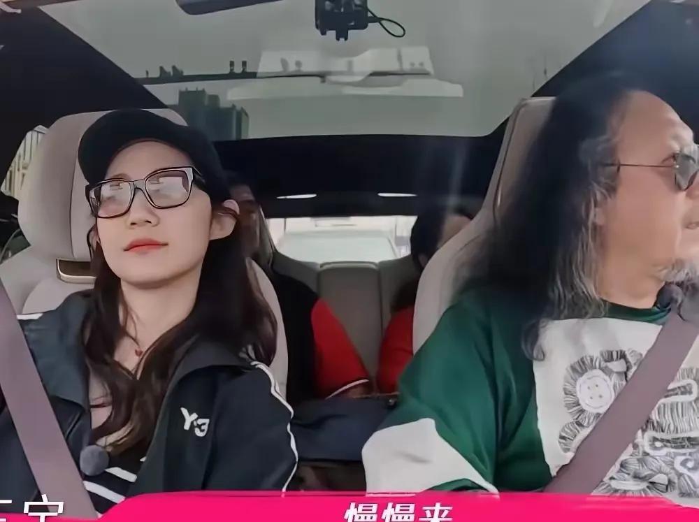 万千惠和三宝一起去看房子，她说：“三室有点不够”，三宝却建议可以先租房子，万千惠