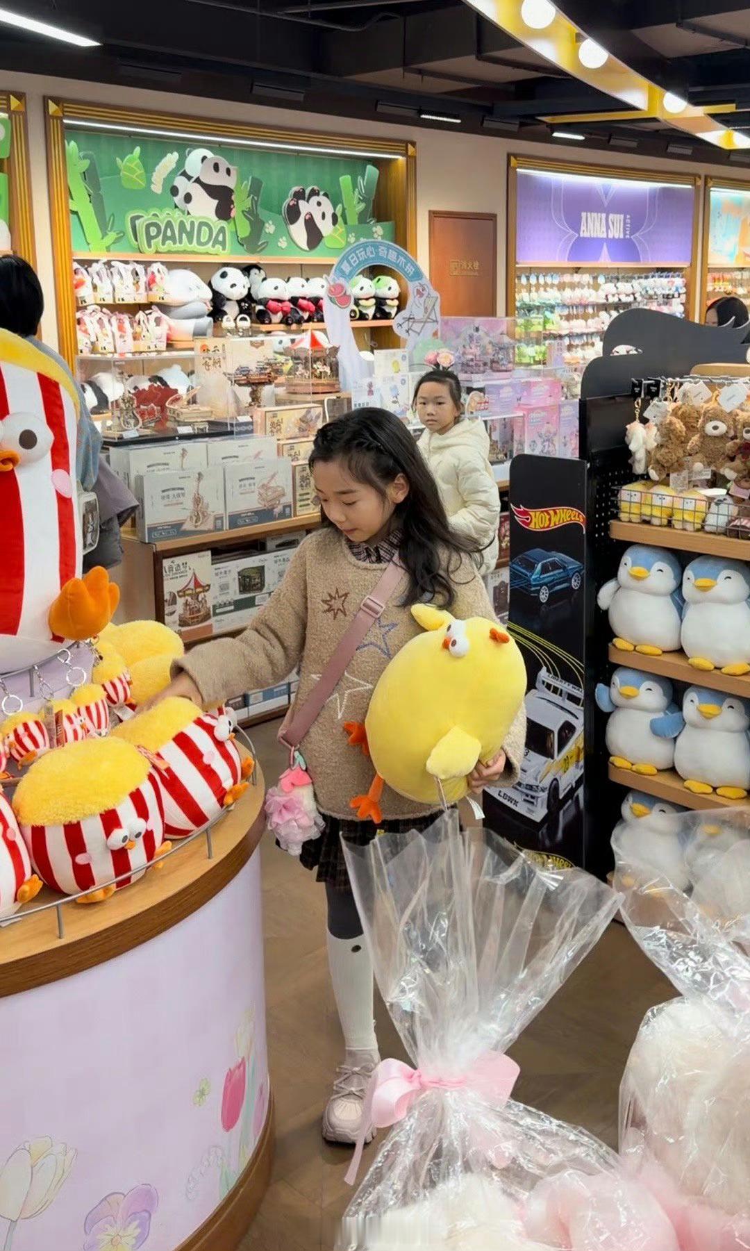 小酒窝看到可可爱爱的东西也和我一样，都有点走不动了