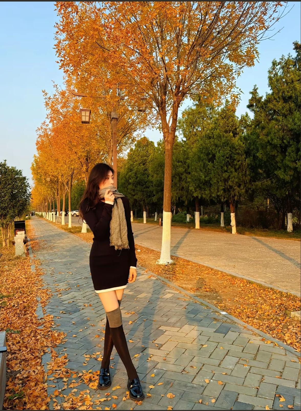 秋日漫步，落叶飘零，时尚穿搭，尽显优雅。