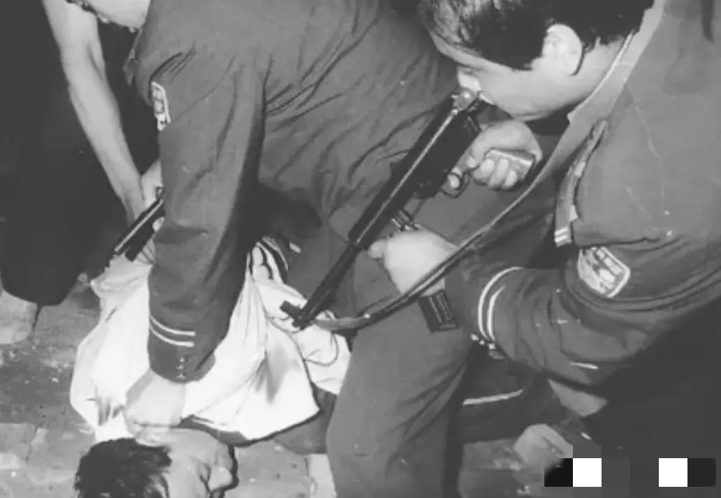 1999年11月，郑州警备区对武器库进行例行检查时，突然发现，犯罪分子竟从