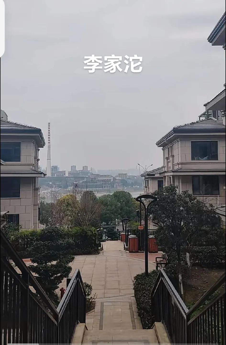 在以前的重庆，大家见面聊天，走哪儿都爱问：“房子买哪点的？买了几套？”那时候，房