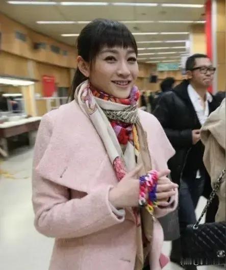 李小冉五官没什么可说的，整张脸嘴巴是败笔，笑起来还挺好看的