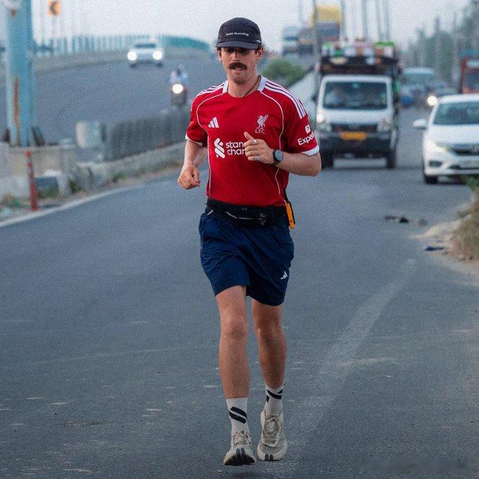 TA：刚刚，利物浦球迷杰克·费恩特（JackFaint）成为跑遍印度全境的第一