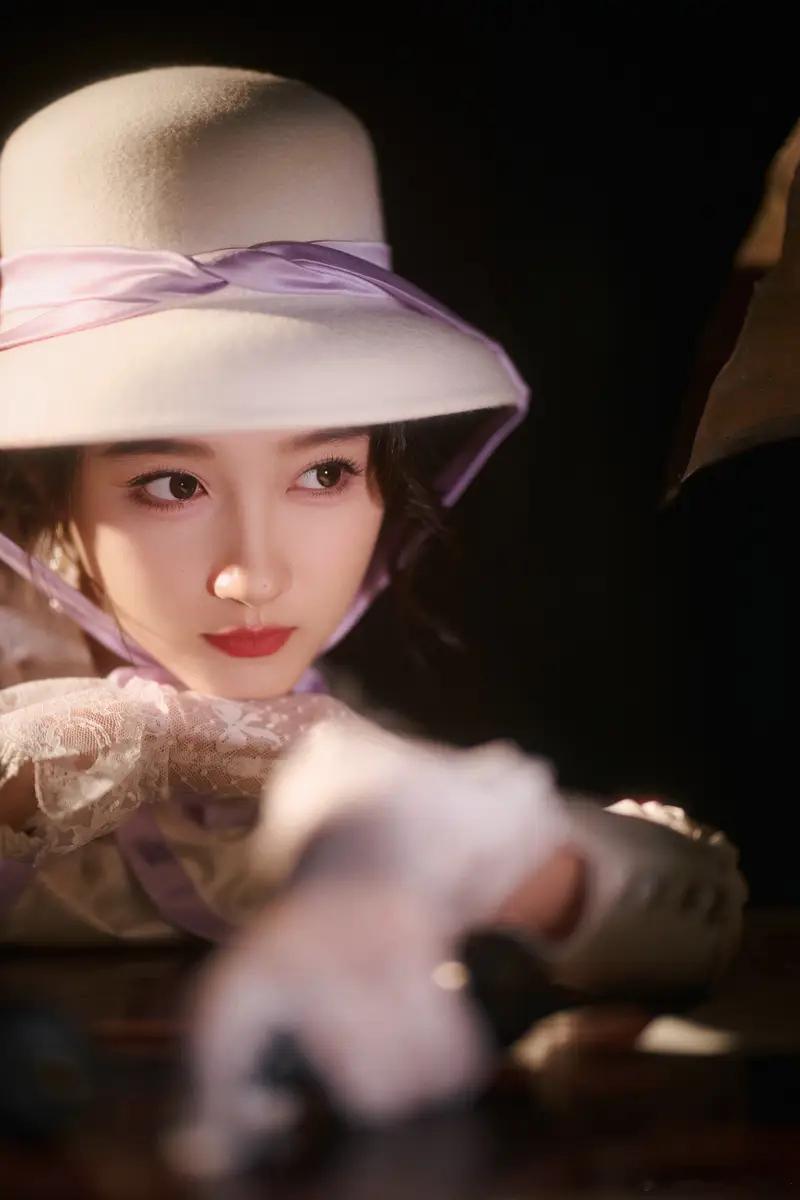 关晓彤白色千金洋装搭配圆顶礼帽尽显复古温婉气质10日，工作室在社交平台分享了一