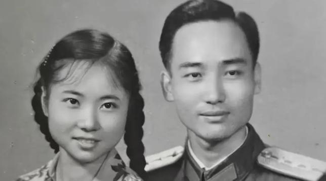 郭建光，1938年担任新四军的连指导员。以他这样的资历，若正常晋升，到1955年