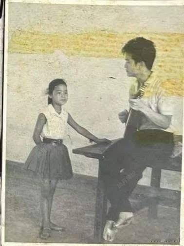 1962年夏天，年仅9岁的邓丽君在位于台北的国立侨生大学先修班学习。当时邓