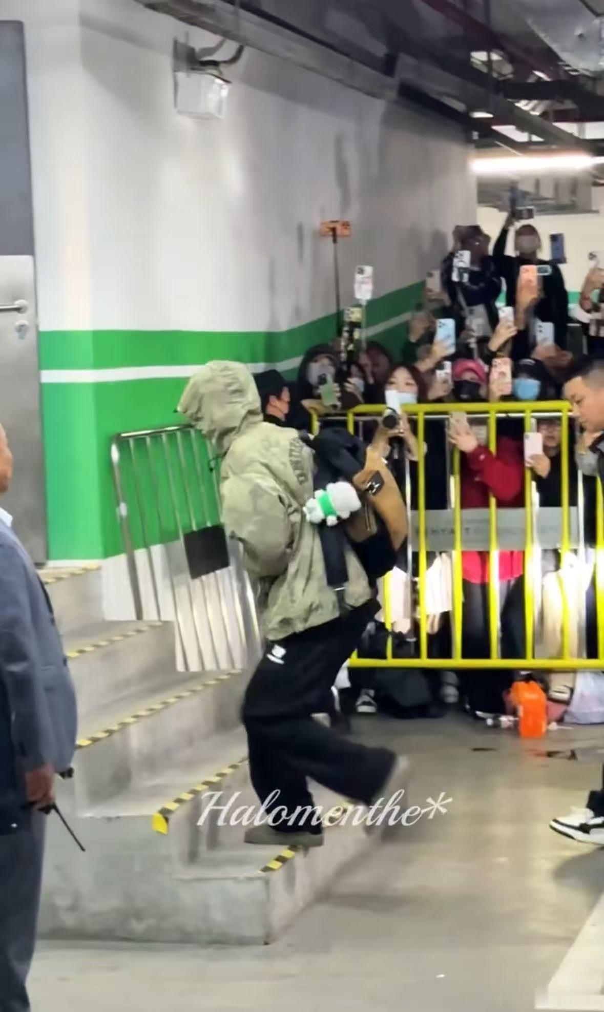 王一博小嗷一个清冷又酷，一个软萌又乖，反差感直接拉满，两个人待在一起画面和谐