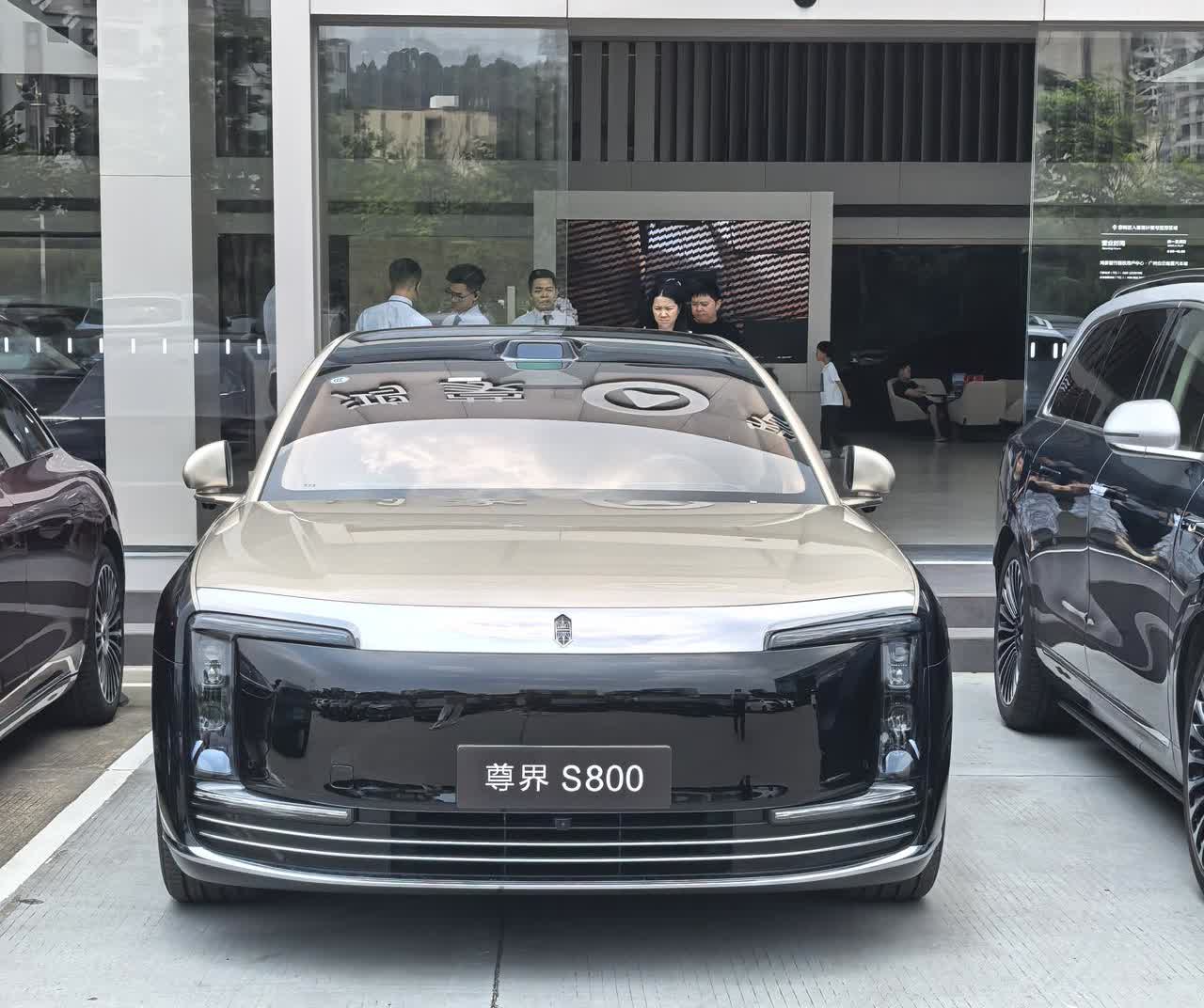 陪朋友来提问界M8，看了下鸿蒙智行店里面，目前一半都是问界，其他界放在另一半区域