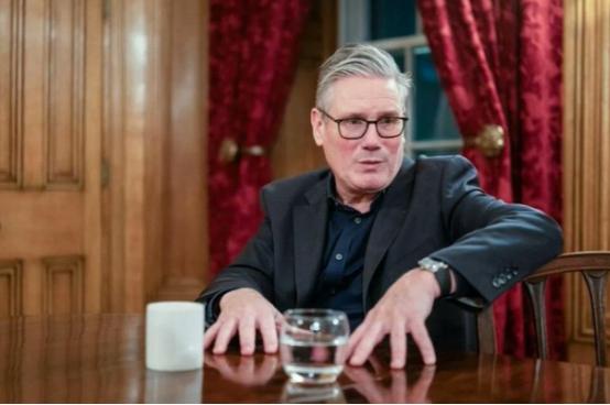 1月28日下午，斯塔默在飞往中国的专机上，接受了随行记者的采访，他给自己访华定下