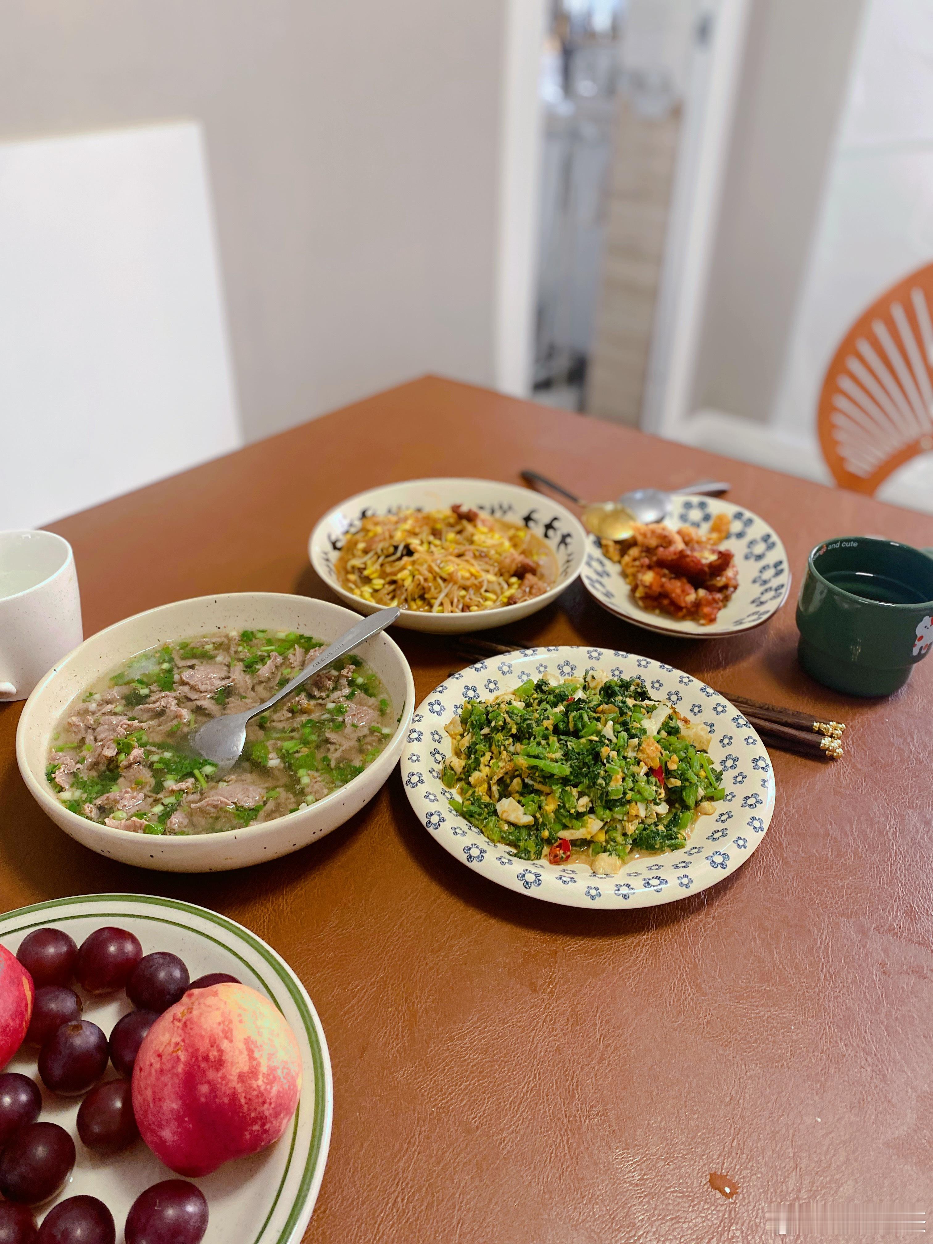 高三生的家常便饭茼蒿拌豆腐、豆芽粉条、潮汕牛肉汤今日午餐简简单单又一餐家有高中生