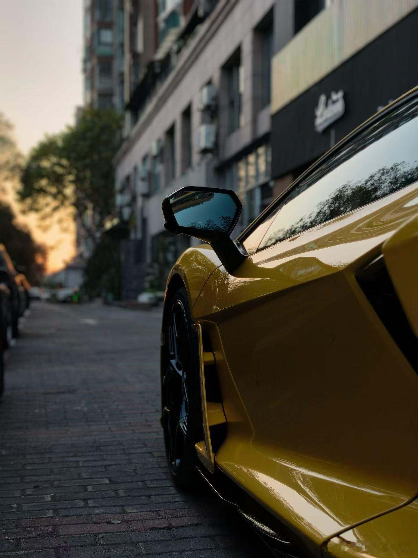 人生奔忙，总在追逐值得珍藏的传奇。这台25年上牌、仅2000公里的Revuelt