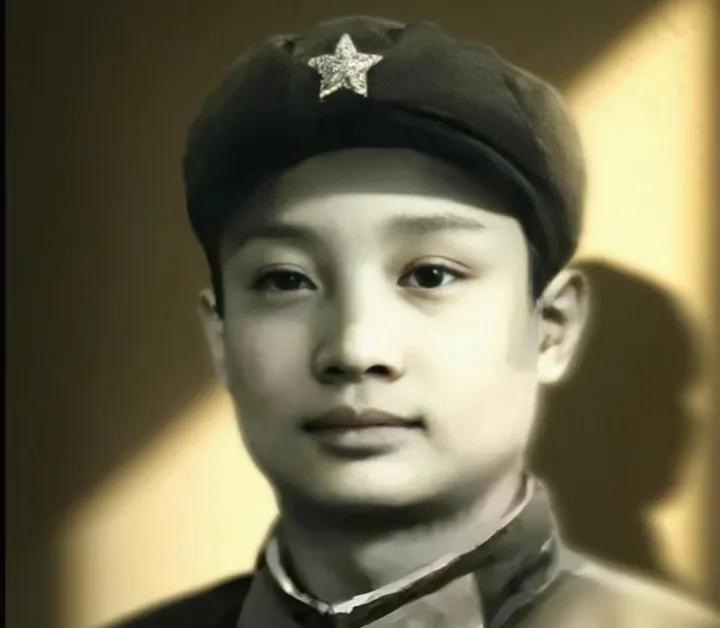 阎维文年轻时的一张留影，那时候他刚当兵入伍