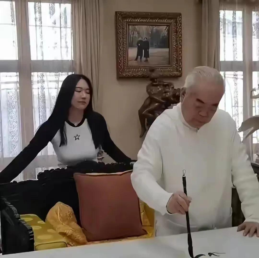 徐萌爱不爱范曾，我不知道，但是可以肯定的是，她非常大度，识大体，深得老爷子的心。