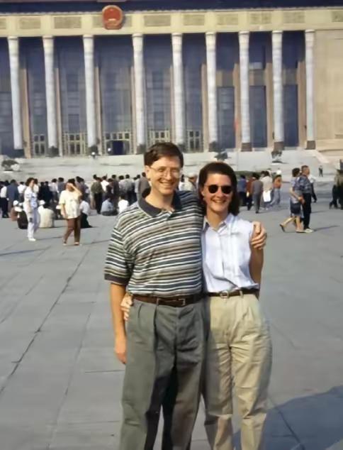 1995年，比尔盖茨与妻子梅琳达来中国旅游，并在人民大会堂前拍下了这张照片。谁
