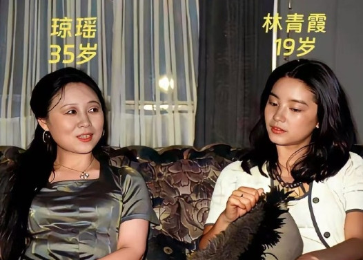 1972年，35岁的琼瑶与19岁的林青霞同框留影。镜头下的琼瑶目光目不转睛地黏