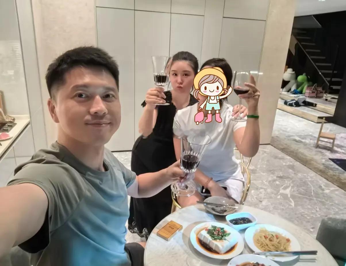 李小萌夫妇在家为闺蜜庆生,三人小聚饮红酒,王雷抽烟闲谈,简单三道菜透着随性……