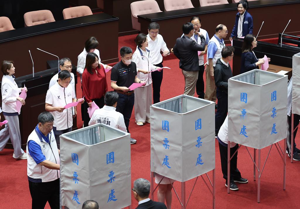 蓝白打脸赖清德封杀全部7位大法官！台湾“立法院”在今（25日）上午行使大法