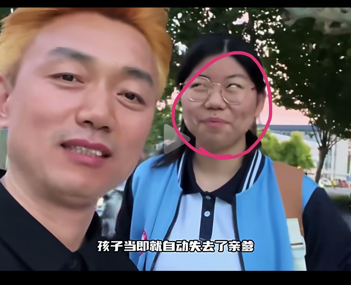 80后老父亲染了头黄毛，被亲闺女一句话整破防了沈阳一家理发店火了，门口横幅写