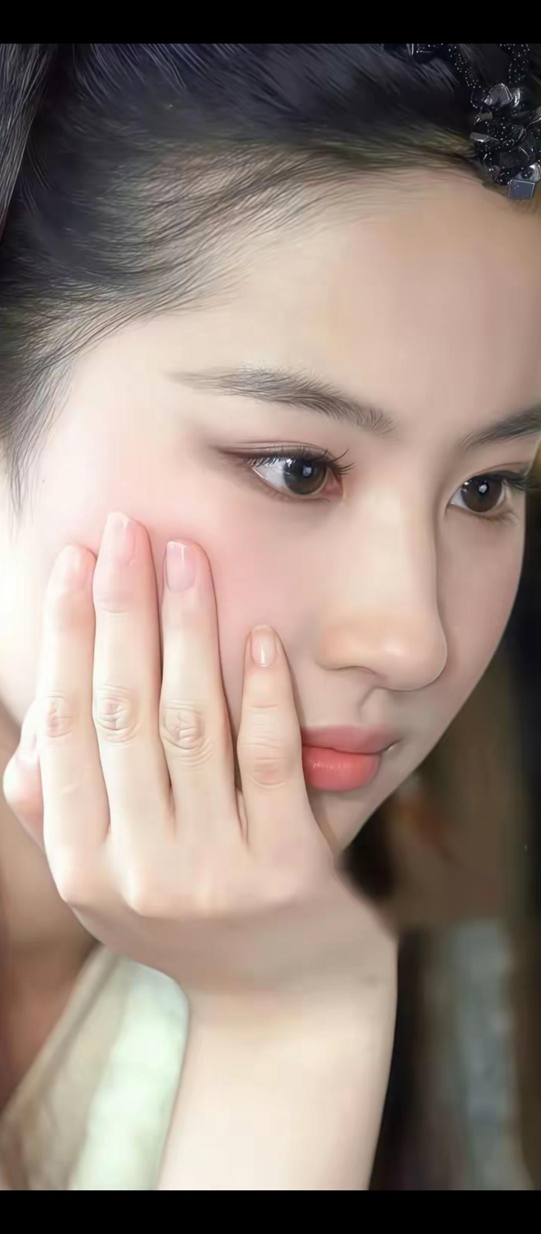 玉手轻抚面，静看花开花落。