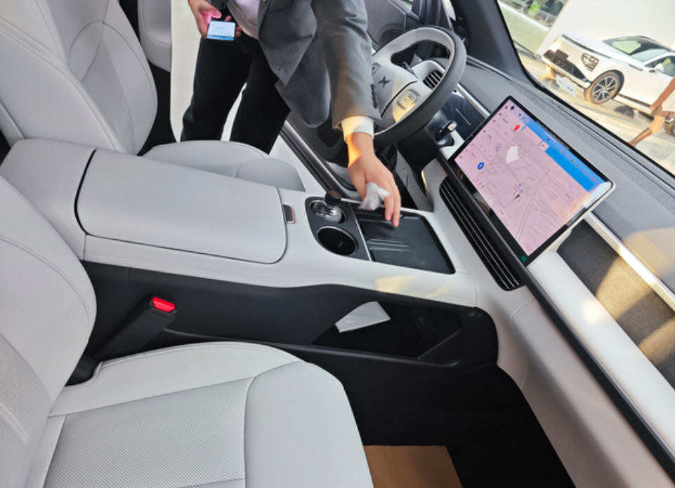 g6准备提车，发现一个大问题，主驾无线充电不能使用，但是关闭不掉，关闭功能后切换