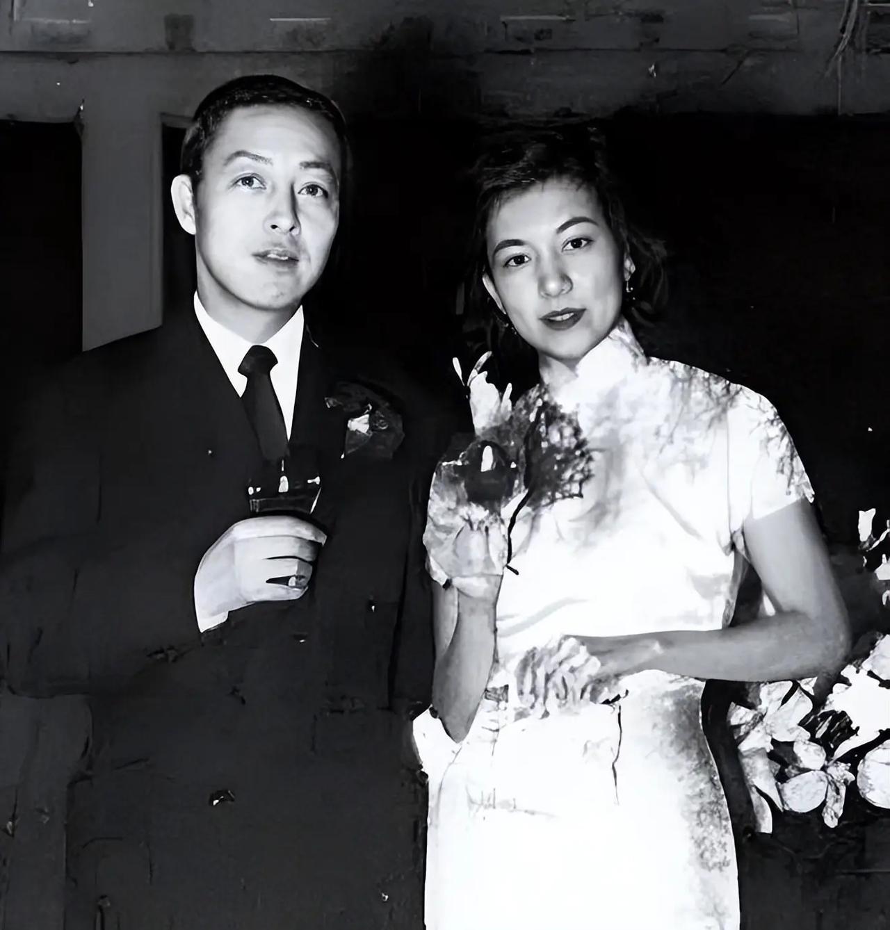 1947年8月唐纳出席美国总统特使魏德迈在上海举行的记者招待会，见到年轻、俏丽，