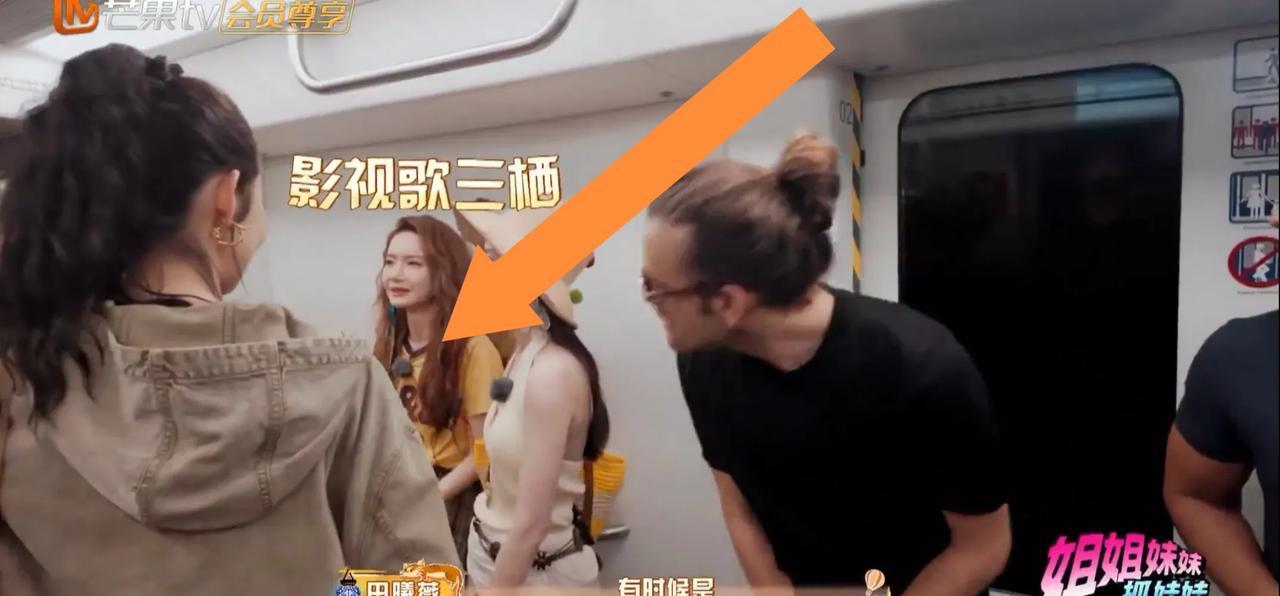 戚薇，李雪琴等一群人异国坐地铁外国友人忙拿手机上前，结果尴尬的一幕发生了。