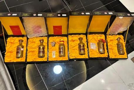 四川德阳，男子买了12瓶“50年茅台”花了30.8万，拿出1瓶宴请客户，客户喝了