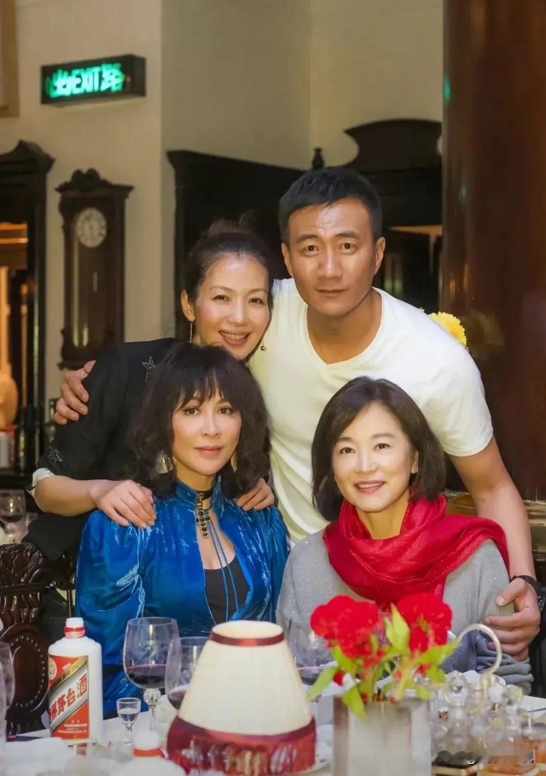 仔细看，站在后面的胡军长得真酷，五官立体，很有雕塑感！就不知左边美女是谁？看她细
