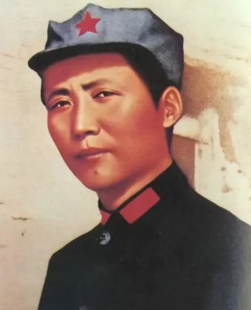 1935年，毛主席望着大渡河，正发愁时，李富春跑了过来，说：“主席，有个九十多岁